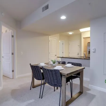 Upscale Comfort Next To Metro And Dining Arlington Exterior photo