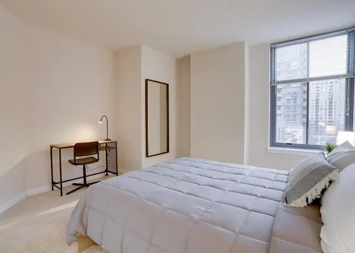 Upscale Comfort Next To Metro And Dining