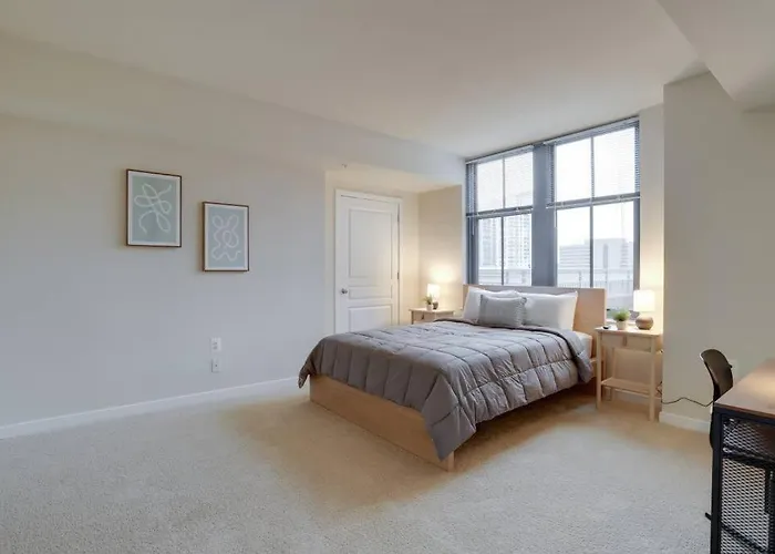 Upscale Comfort Next To Metro And Dining