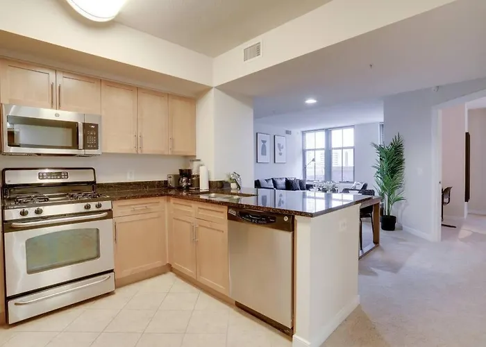 Upscale Comfort Next To Metro And Dining