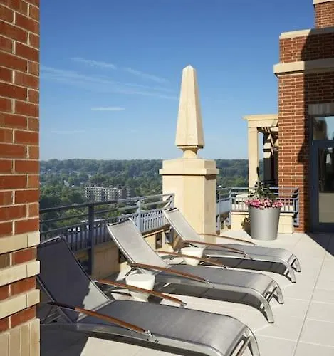 Upscale Comfort Next To Metro And Dining