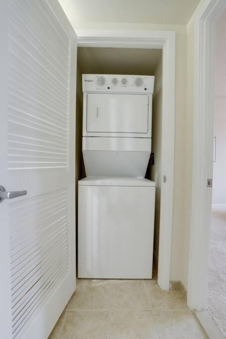 Upscale Comfort Next To Metro And Dining Apartment