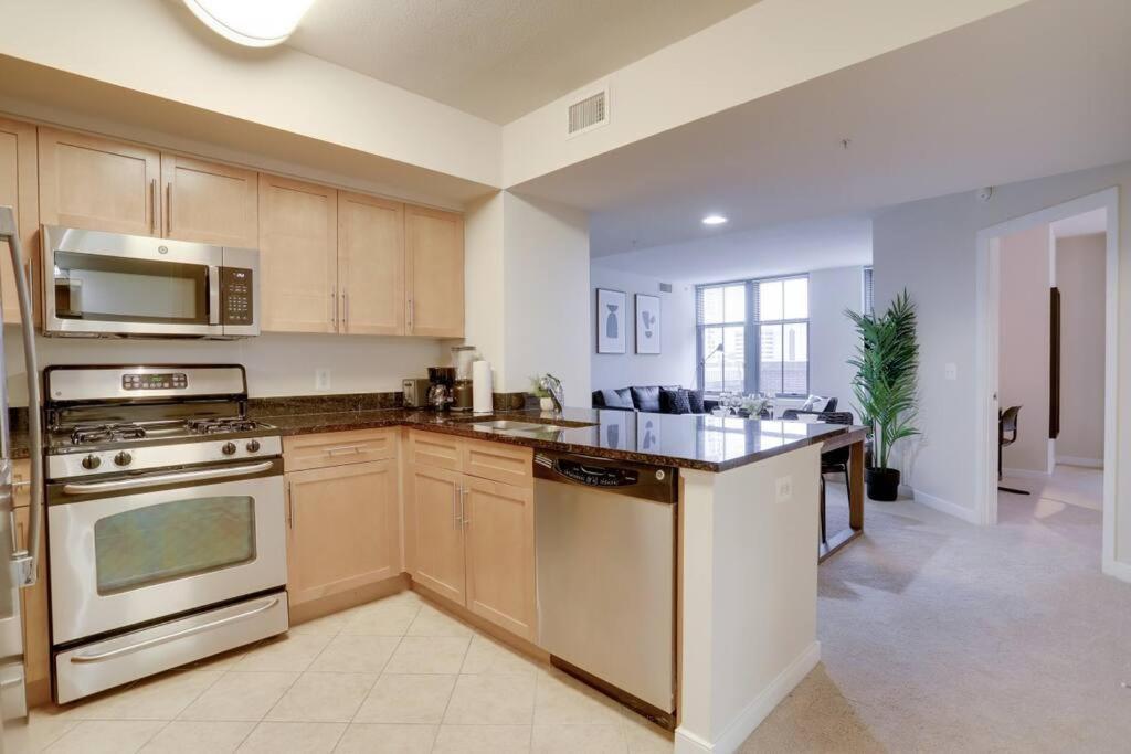 Upscale Comfort Next To Metro And Dining Apartment