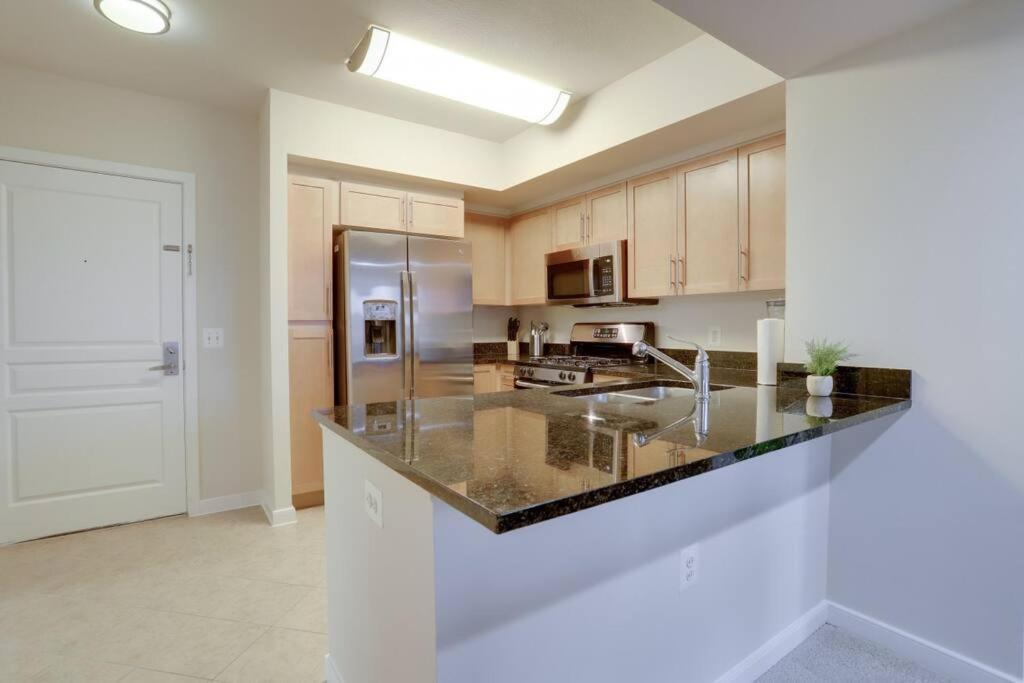 Upscale Comfort Next To Metro And Dining