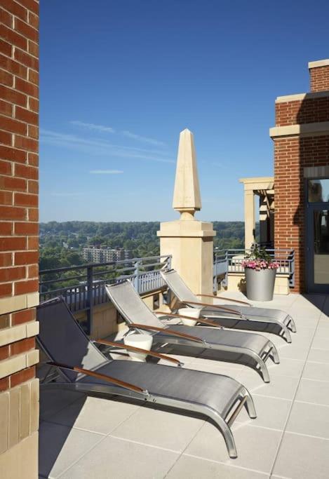 Upscale Comfort Next To Metro And Dining
