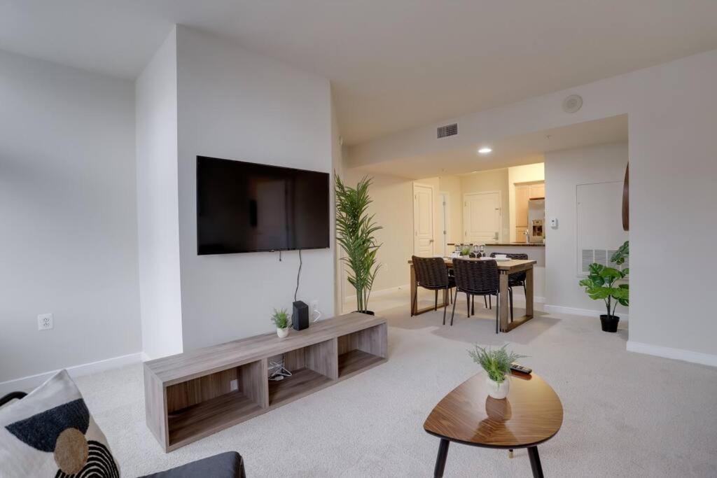 Upscale Comfort Next To Metro And Dining *