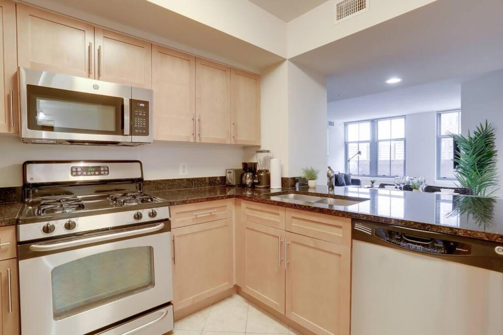 Upscale Comfort Next To Metro And Dining Apartment *