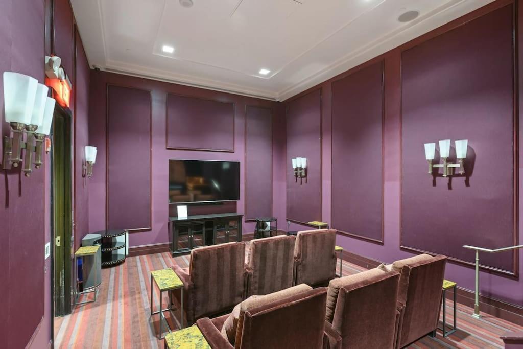Upscale Comfort Next To Metro And Dining Apartment