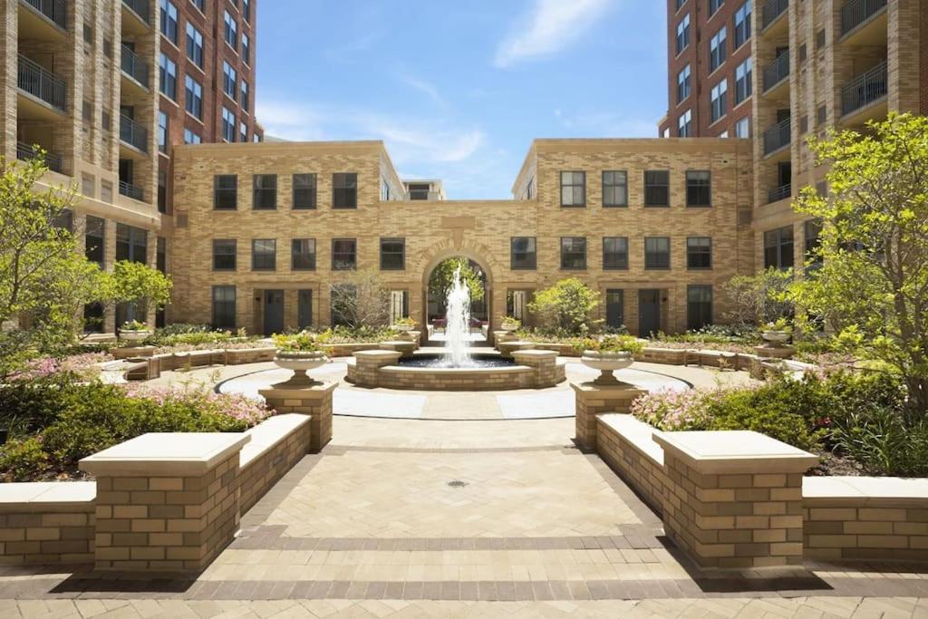 Upscale Comfort Next To Metro And Dining Apartment *
