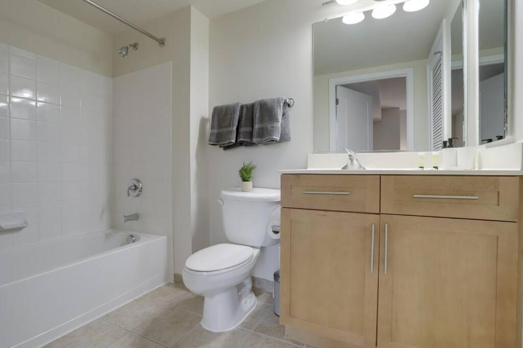 Upscale Comfort Next To Metro And Dining Arlington