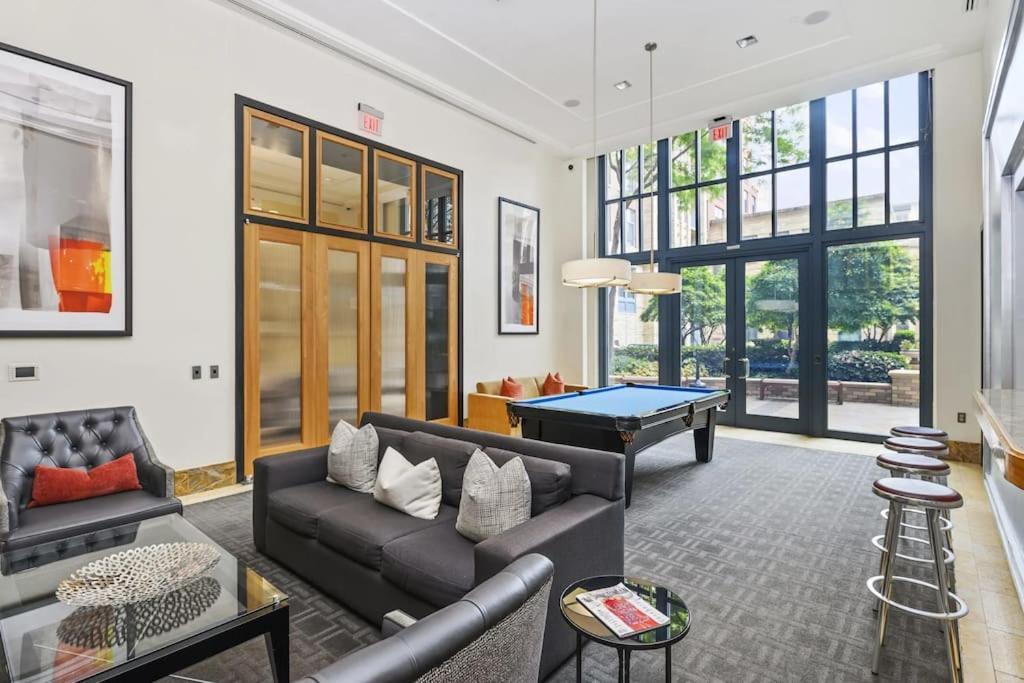 Upscale Comfort Next To Metro And Dining Apartment